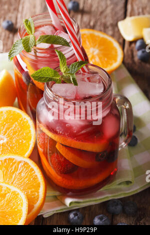 Alkoholische Frucht-Cocktail mit Eis und Minze hautnah in einem Glas auf dem Tisch. vertikale Stockfoto
