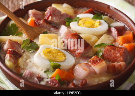 Traditionelle polnische Suppe Zurek mit Wurst in eine Schüssel-Makro. horizontale Stockfoto