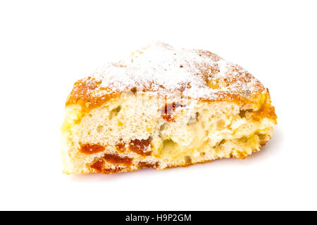 Apfelkuchen mit getrockneten Aprikosen auf einem weißen Hintergrund. Studio Photo Stockfoto