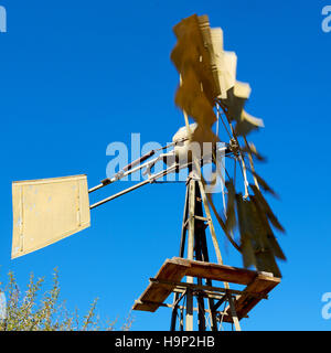 Unschärfe Südafrika Windmühle Turbinentechnologie im Nationalpark Stockfoto