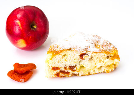 Apfelkuchen mit getrockneten Aprikosen auf einem weißen Hintergrund. Studio Photo Stockfoto