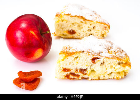 Apfelkuchen mit getrockneten Aprikosen auf einem weißen Hintergrund. Studio Photo Stockfoto