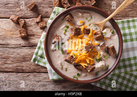 Bayerisches Bier-Suppe mit Käse und Speck hautnah in einer Schüssel auf dem Tisch. horizontale Ansicht von oben Stockfoto