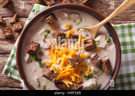 Deutsches Bier-Suppe mit Käse und Speck hautnah in einer Schüssel auf dem Tisch. Horizontale Ansicht von oben Stockfoto