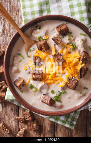 Deutsches Bier-Suppe mit Käse und Speck hautnah in einer Schüssel auf dem Tisch. Vertikale Ansicht von oben Stockfoto