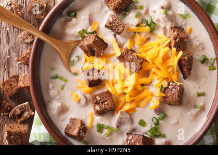 Traditionelle Bier-Suppe mit Speck, Cheddar-Käse und Croutons in einem Makro Schüssel auf dem Tisch. horizontale Ansicht von oben Stockfoto