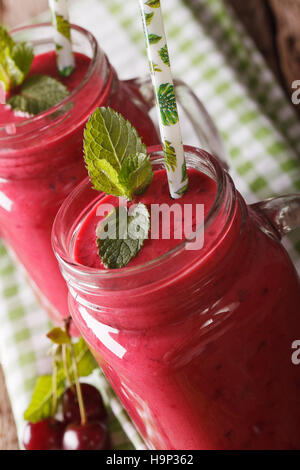 Leckeren Smoothie Kirsche verziert mit Minze im Glas Gläser Makro. vertikale Stockfoto