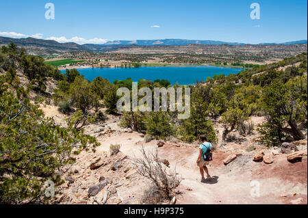 Wandern Wanderer in Escalante Petrified Forest State Park, Utah, USA zu erkunden. (MR) Stockfoto