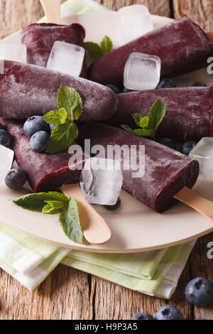 Heidelbeere-Eis mit einer Großaufnahme Stick auf dem Tisch. vertikale Stockfoto