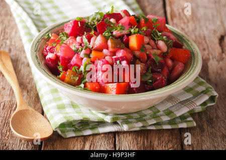 Hausgemachte russische Salat in Schüssel hautnah. horizontale Stockfoto