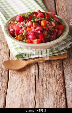 Vinaigrette russischer Salat aus gekochtem Gemüse Nahaufnahme auf dem Tisch. vertikale Stockfoto