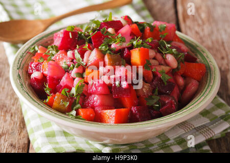 Vinaigrette Salat Gemüse: Rüben, Karotten, Bohnen, Kartoffeln und Zwiebeln in einer Schüssel Nahaufnahme. horizontale Stockfoto