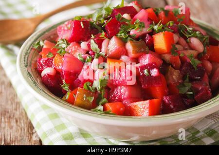 Vinaigrette-Salat mit Rüben, Karotten, Bohnen, Kartoffeln und Zwiebeln in einer Schüssel-Makro. horizontale Stockfoto