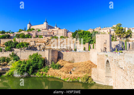 Toledo, Spanien. Panoramablick auf die Altstadt und der Alcazar (Königlicher Palast). Stockfoto