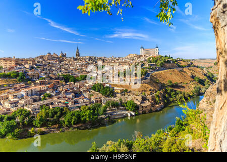 Toledo, Spanien. Panoramablick auf die Altstadt und der Alcazar (Königlicher Palast). Stockfoto