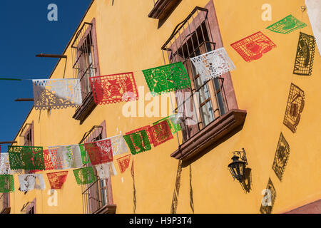 Mexikanische Papel Picado Banner schmücken eine Straße bei einem Festival in San Miguel de Allende, Guanajuato, Mexiko. Stockfoto