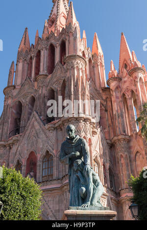 Statue von Fray Juan de San Miguel vor der Parroquia de San Miguel Arcangel Kirche in San Miguel de Allende, Mexiko. Stockfoto