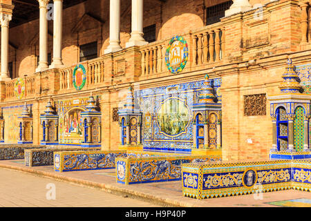 Sevilla, Spanien. Geflieste Wände des spanischen Platz (Plaza de Espana) Stockfoto