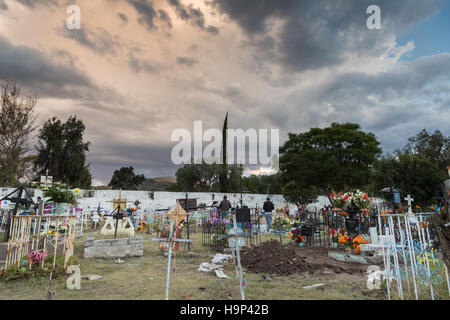 Sturm Wolken über den Friedhof Nuestra Se – Ora de Guadalupe während des Tages der Toten Festival 1. November 2016 in San Miguel de Allende, Guanajuato, Mexiko. Die einwöchigen Feier ist eine Zeit, als Mexikaner willkommen die Toten zurück für einen Besuch der Erde und das Leben feiern. Stockfoto