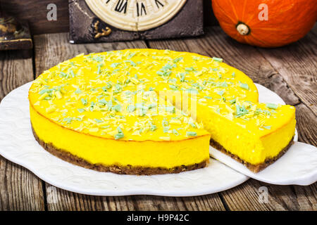 Ein beliebtes Dessert hausgemachte Kürbis Käsekuchen auf hölzernen staatlich Stockfoto