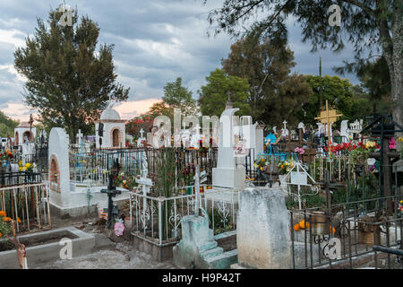 Sturm Wolken über den Friedhof Nuestra Se – Ora de Guadalupe während des Tages der Toten Festival 1. November 2016 in San Miguel de Allende, Guanajuato, Mexiko. Die einwöchigen Feier ist eine Zeit, als Mexikaner willkommen die Toten zurück für einen Besuch der Erde und das Leben feiern. Stockfoto