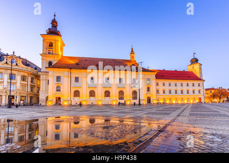 Sibiu, Rumänien. Großes Quadrat und City Hall. Transylvania mittelalterliche Stadt. Stockfoto