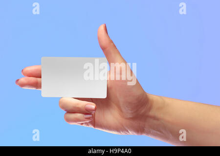 Gerade weibliche Hand Hold leere weiße Karte Mockup. Prepaid-Kunststoff Transponder NFC Smart Tag-Id EPC RFID Call-Card Mock-Up Vorlage mit abgerundeten Ecken Stockfoto