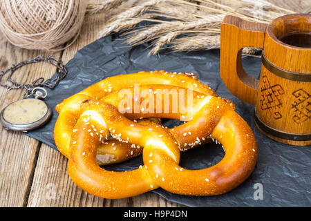 Hausgemachte weiche Brezeln mit Sesam und Meersalz Stockfoto