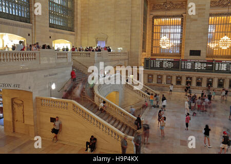 Die Ost-Treppe in der Haupt-Bahnhofshalle im Grand Central Terminal, Manhattan, New York City, USA. Stockfoto