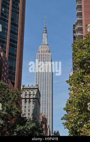 Blick entlang der E 34th Street gegenüber dem Empire State Building in Manhattan, New York City, Vereinigte Staaten von Amerika. Stockfoto