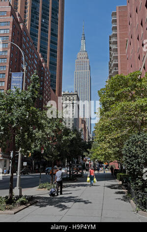 Blick entlang der E 34th Street gegenüber dem Empire State Building in Manhattan, New York City, Vereinigte Staaten von Amerika. Stockfoto