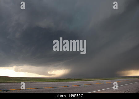 Eine intensive supercell Thunderstorm gleitet über die Hochebenen von östlichen Colorado im Frühling. Stockfoto