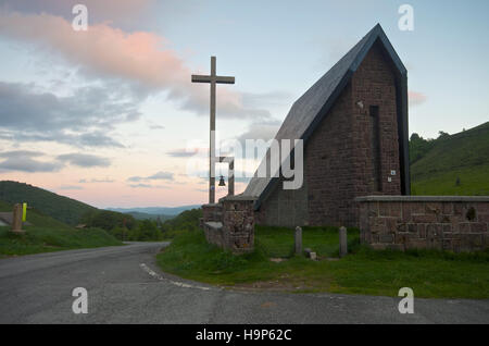 Kirche am Col d'Ibaneta, Roncesvalles pass auf den Pilgerweg nach Santiago De Compostela Stockfoto