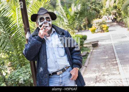 Ein Mann verkleidet als Hobo Skelett im Laufe des Tages der Toten in den Parque Juarez 30. Oktober 2016 in San Miguel de Allende, Guanajuato, Mexiko. Die einwöchigen Feier ist eine Zeit, als Mexikaner willkommen die Toten zurück für einen Besuch der Erde und das Leben feiern. Stockfoto