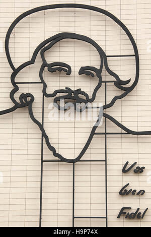 Stahl Denkmal für Camilo Cienfuegos, mit dem Zitat "Vas Bien Fidel" Plaza De La Revolución, Platz der Revolution, Havanna, Kuba Stockfoto