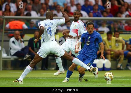 PATRICK VIEIRA & M CAMORANESI Italien gegen Frankreich Olympiastadion BERLIN Deutschland 9. Juli 2006 Stockfoto