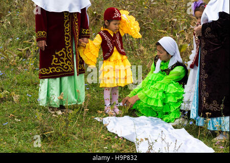 Tussau Kesu Zeremonie bekannt als schneiden die Bedrohung kasachischen ethnographische Dorf Aul Gunny, Talgar City, Almaty, Kasachstan Stockfoto