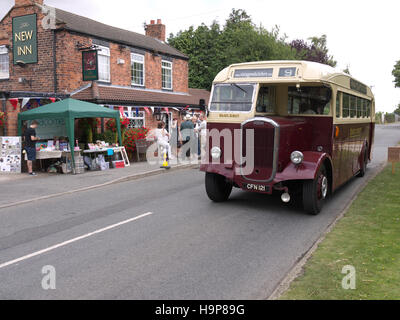 Oldtimerbus am North Thoresby LIncs Wolds Eisenbahn 1940 Wochenende Stockfoto