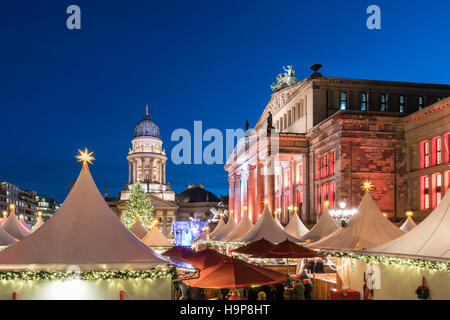 Nachtansicht der Weihnachtsmarkt auf dem Gendarmenmarkt in Berlin, Deutschland-Mitte Stockfoto