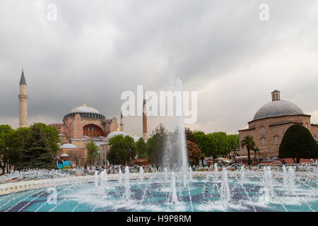 Hagia Sophia und der Brunnen in Sultanahmet-Platz in Istanbul. Stockfoto