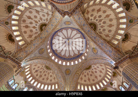 Zentralen Kuppeln und halb Kuppeln auf die blaue Moschee von innen, in Istanbul, Türkei. Stockfoto