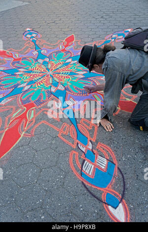 November 2016, Joe Mangrum malen mit Sand im Union Square Park in Manhattan, New York City / Stockfoto