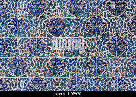 Osmanische Fliesen an der Wand des Hofes in der Mausoleum von Eyüp Sultan, eine heilige Stätte für Muslime in Istanbul, Türkei. Stockfoto