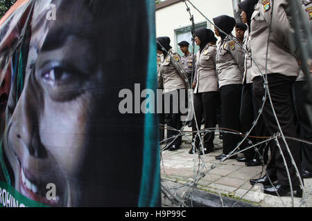 Kuala Lumpur, Malaysia. 25. November 2016. Hunderte von Moslems, die Mitglieder der Rohingya Solidarität führen Demonstrationen und theatralische Aktion vor der Myanmar-Botschaft in Jakarta. Durch die Botschafter Myanmars in Jakarta sie scharf verurteilt und forderte die Regierung von Myanmar, Maßnahmen zu ergreifen, um die Gewalt und Massakern gegen die muslimischen Rohingya-Minderheit, unterstützt von der Militärregierung von Myanmar, die mindestens 6.000 Menschen getötet hat. Bildnachweis: Pazifische Presse/Alamy Live-Nachrichten Stockfoto