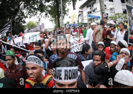 Kuala Lumpur, Malaysia. 25. November 2016. Muslimischen Rohingya ethnische Emotionen zu zeigen, wie sie gegen die Tötung von Rohingya während einer Versammlung vor Myanmar Botschaft Credit sind: PACIFIC PRESS/Alamy Live News Stockfoto