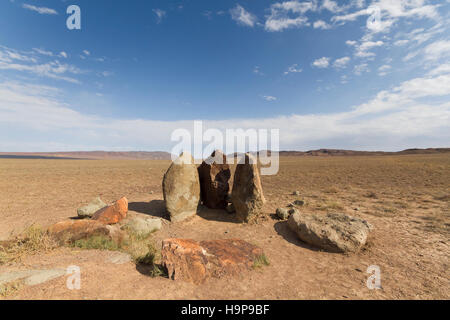 Alte Kamine Steine im Altyn Emel National Park, wo man glaubt, Ghengis Kahn und seine Truppen setzen ihre Jurte und gekocht, Kasachstan Stockfoto