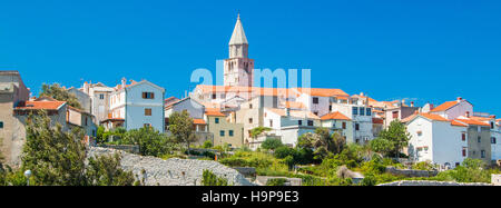 Panoramablick auf die alte Stadt Vrbnik auf der Insel Krk, Kroatien Stockfoto