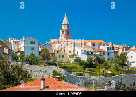 Panoramablick auf die alte Stadt Vrbnik auf der Insel Krk, Kroatien Stockfoto