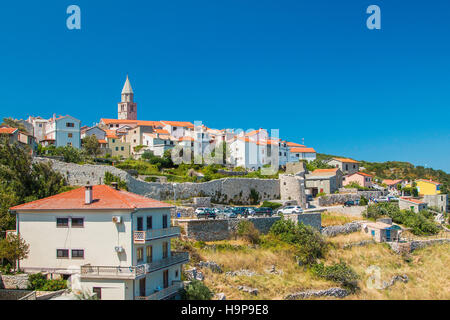 Panoramablick auf die alte Stadt Vrbnik auf der Insel Krk, Kroatien Stockfoto