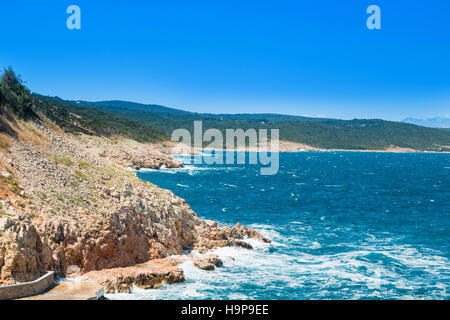 Ansicht von Vrbnik auf der Insel Krk, starker Wind, Kroatien Stockfoto